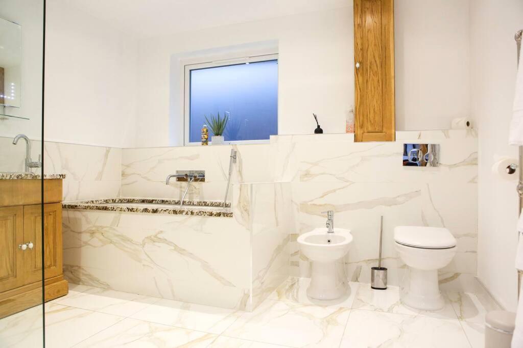 Villa Hot Tub/football Court/sleeps 12/luxury