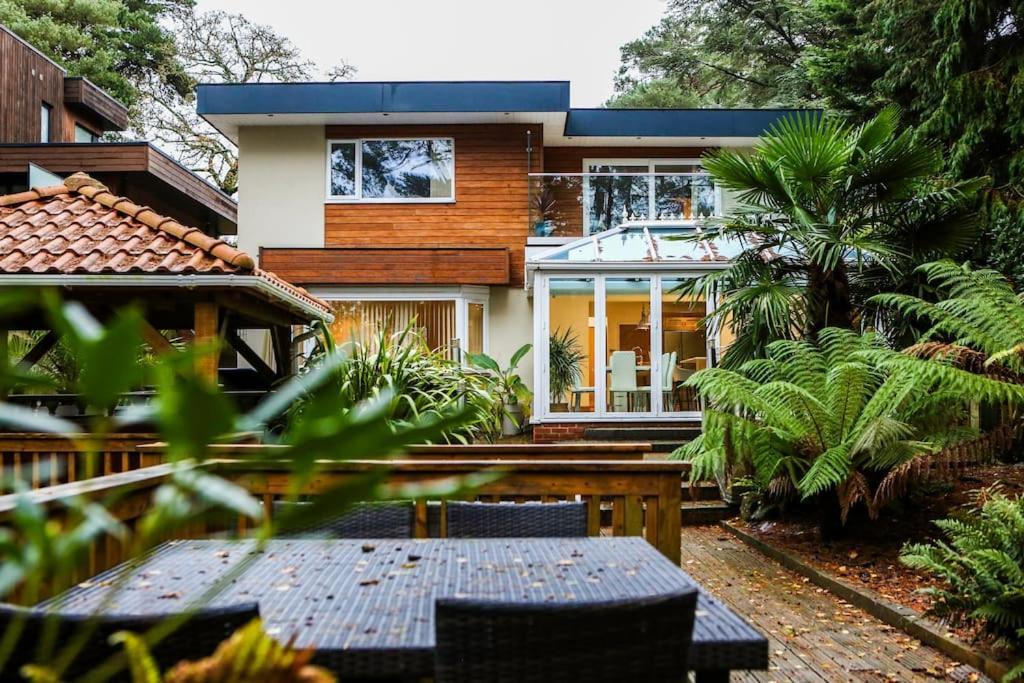 Hot Tub/football Court/sleeps 12/luxury Villa Poole