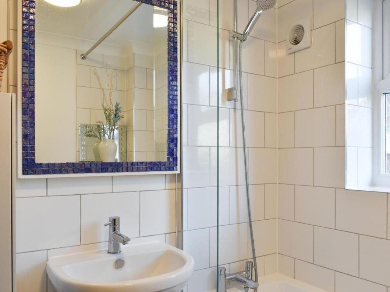 The Sashes: Cozy Near & Sandbanks Apartment Poole