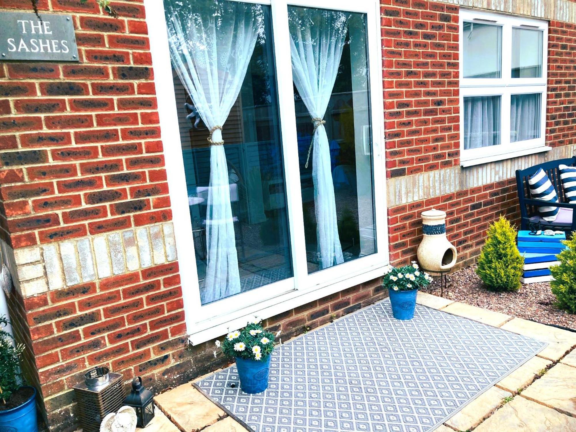 The Sashes: Cozy Near & Sandbanks Apartment Poole