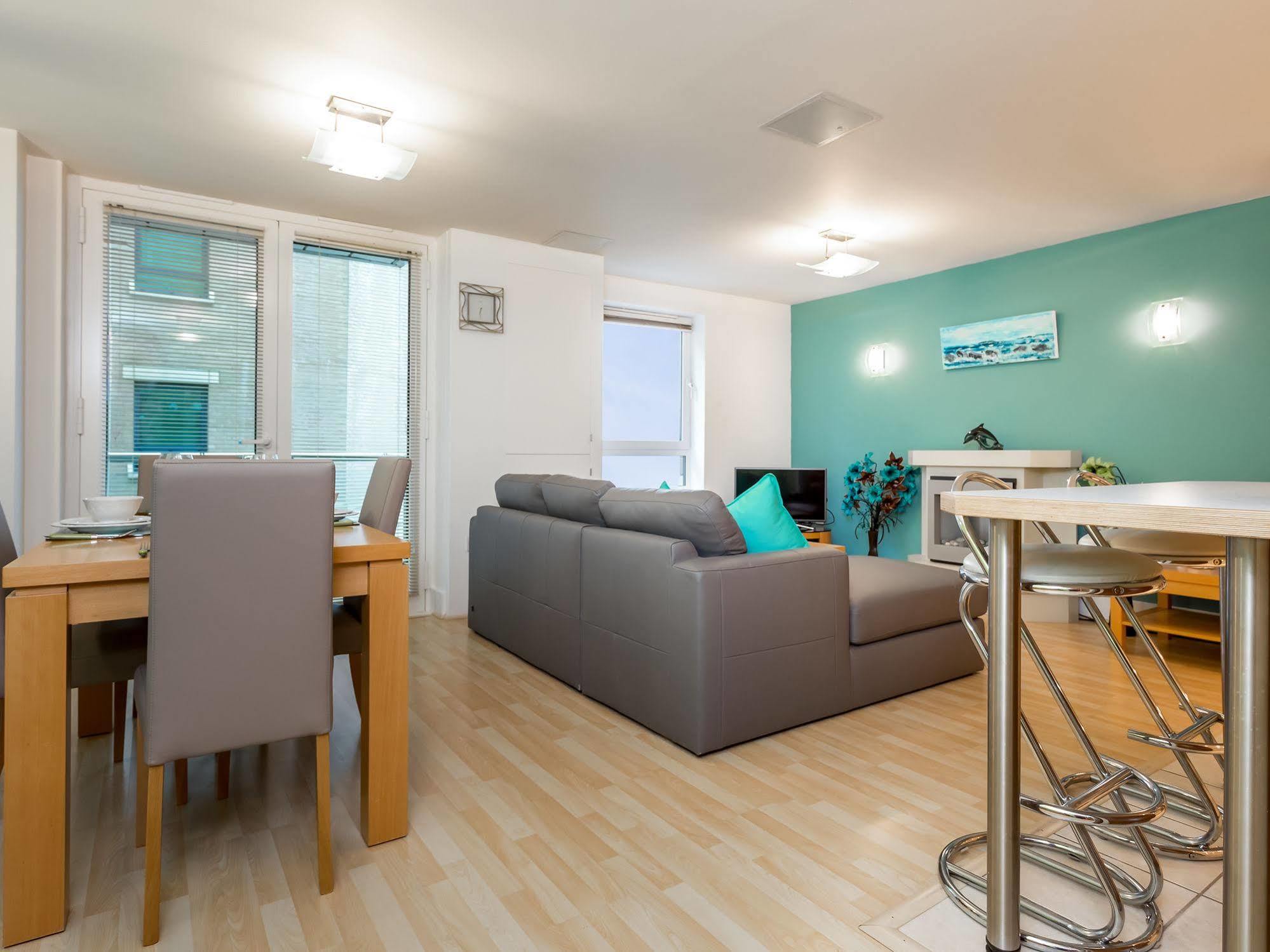 Quay Holidays - Dolphin Quays